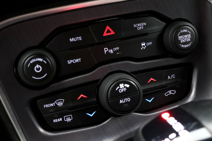 Dodge Challenger 5,7 V8 HEMI 277KW Aut.klima
