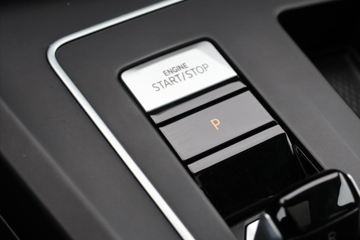 Volkswagen Golf 2,0 TDI DSG R-line Virtual DPH