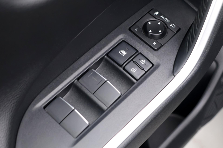 Toyota RAV4 2,5 HB Black Edition 4WD CZ DPH