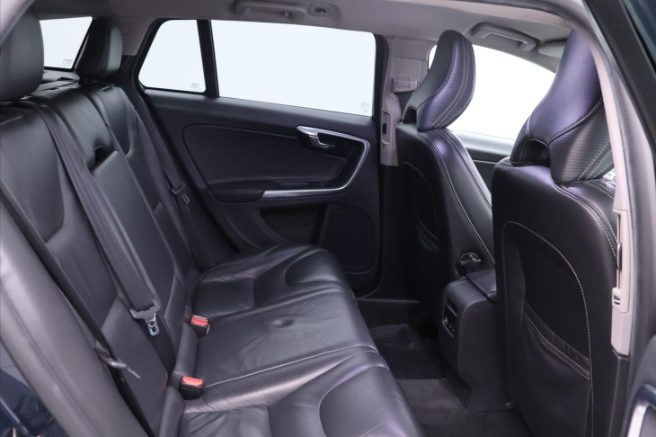 Volvo V60 2,4 D4 V5 120kW AWD R-design