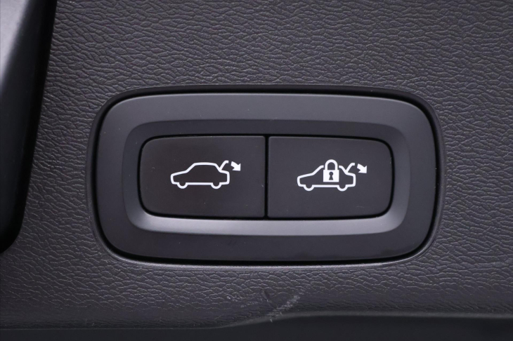 Volvo XC60 2,0 B5 173kW AWD Plus Dark CZ