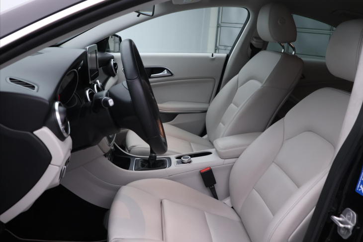 Mercedes-Benz CLA 1,6 180 90kW Entry Kůže Navi
