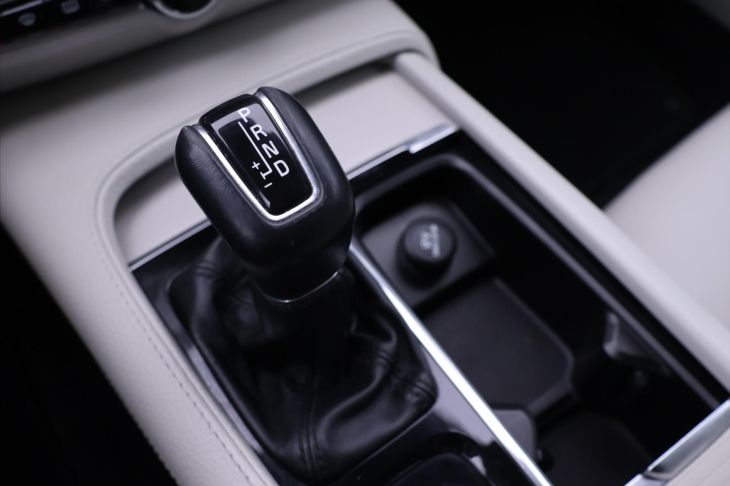 Volvo V90 2,0 D4 AWD Aut CZ Momentum DPH