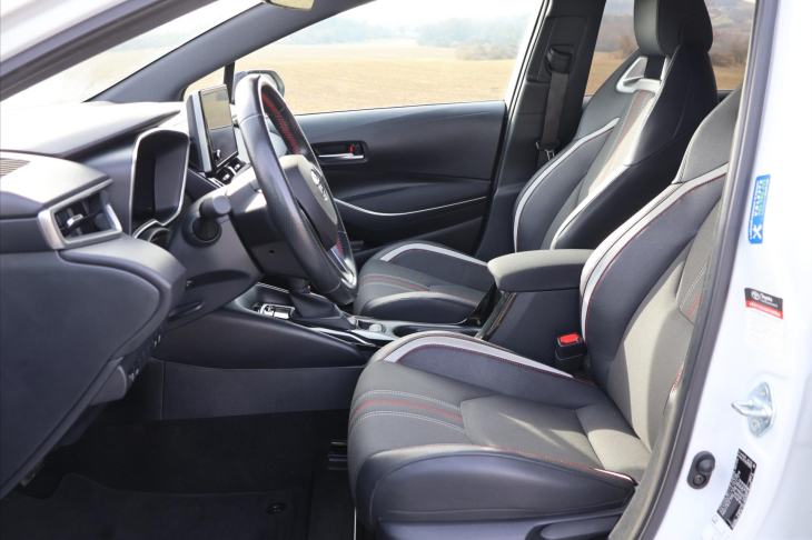 Toyota Corolla 1,8 Hybrid e-CVT 1.Maj DPH GR