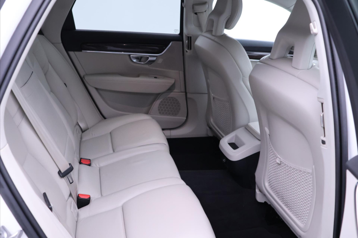 Volvo V90 2,0 D4 AWD Aut CZ Momentum DPH