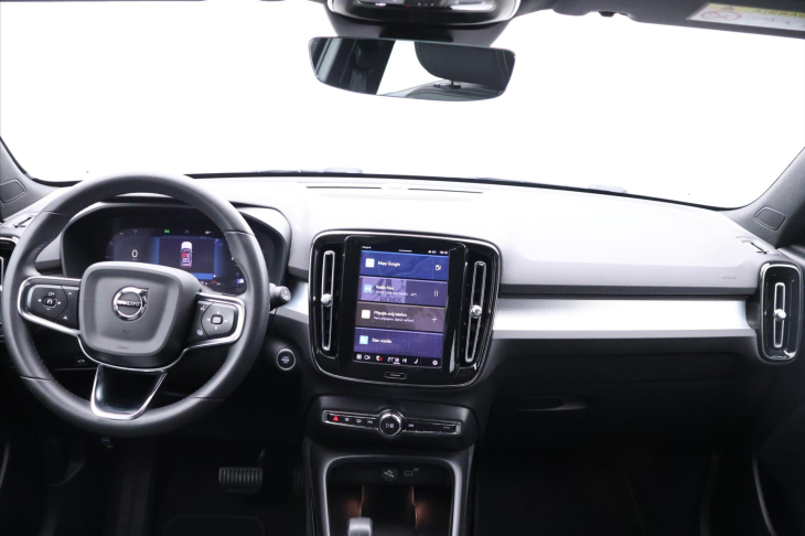 Volvo XC40 2,0 B4 145kW DCT Plus Dark CZ