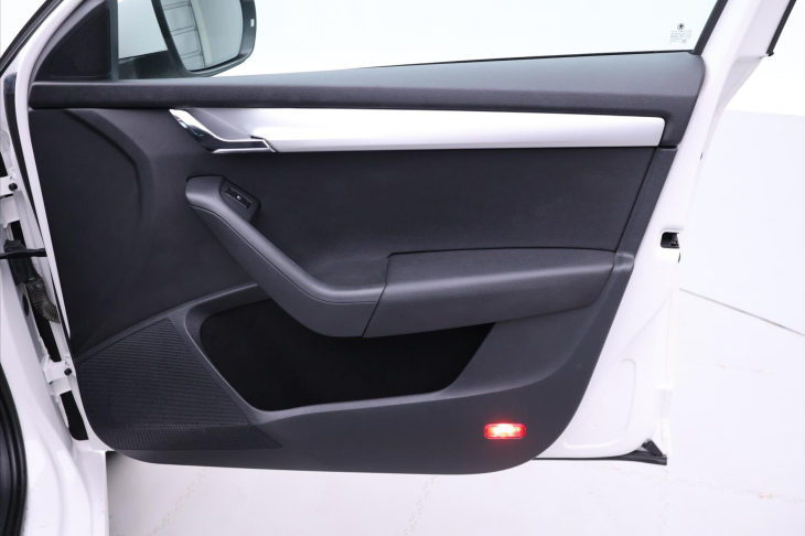 Škoda Octavia 1,6 TDI 77kW DSG Elegance CZ