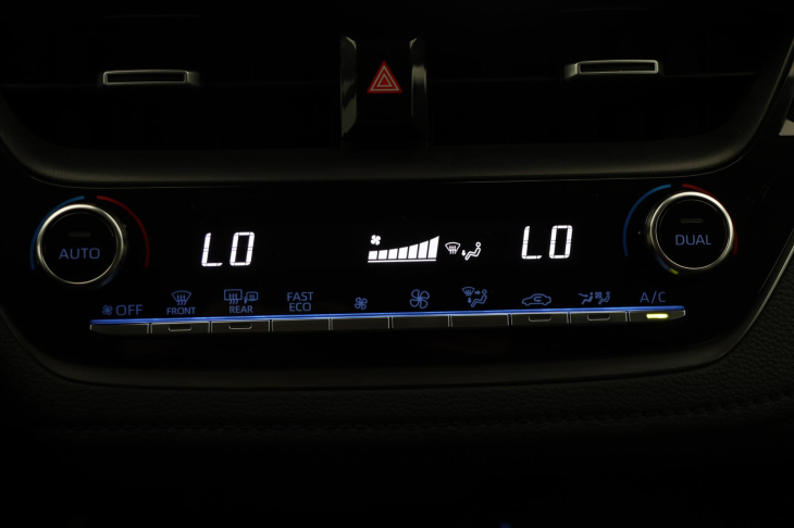 Toyota Corolla 1,8 HB Active Aut. DPH CZ 1.Maj.