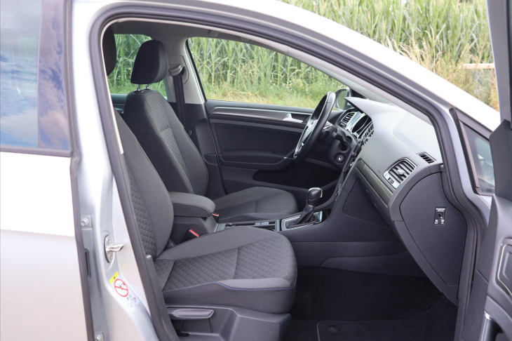 Volkswagen Golf 2.0 TDI 110kW DSG LED Join Tažné