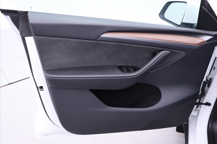 Tesla Model Y Long Range AWD DPH 1.Maj.