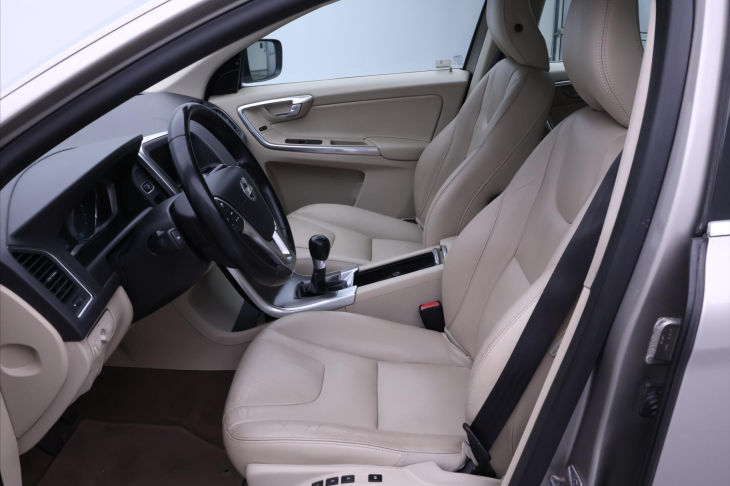 Volvo XC60 2,0 D3 100kW Summum Serv.Kniha