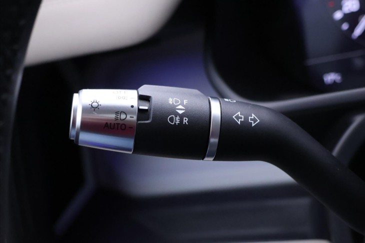 Land Rover Defender 2,0 D240 177kW Aut. AWD Tažné