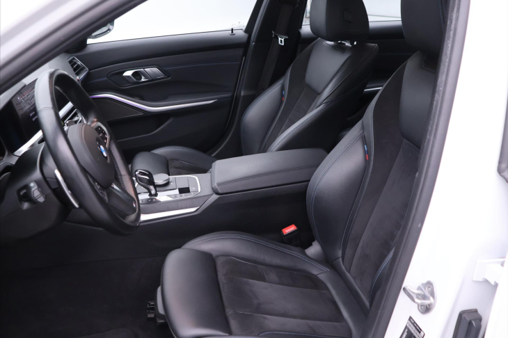 BMW Řada 3 2.0 330i 190kW M-Sport CZ DPH
