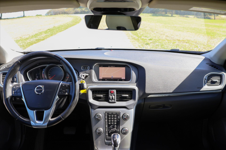 Volvo V40 2,0 D2 Aut. Cross Country 1Maj