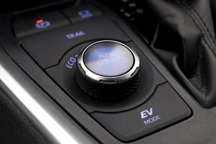 Toyota RAV4 2,5 e-CVT 131kW Selection 4WD CZ
