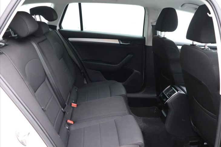 Škoda Superb 1,6 TDI Style 1.maj servis kn.
