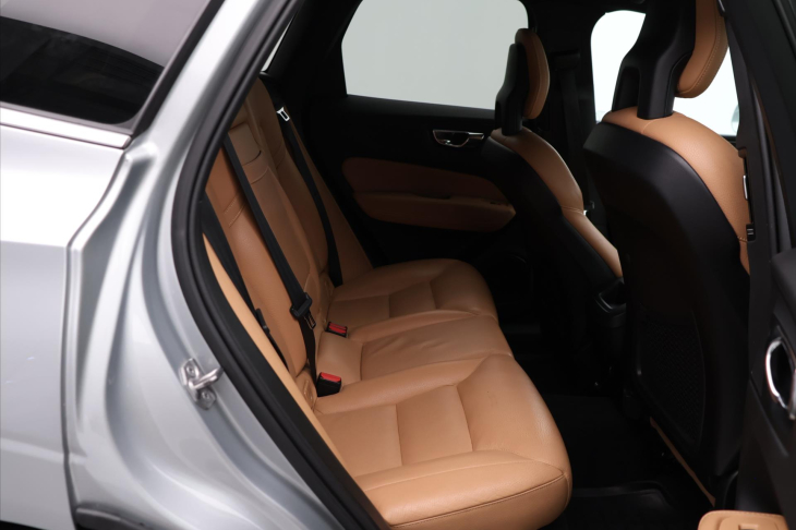 Volvo XC60 2,0 140KW D4 Momentum AWD Auto