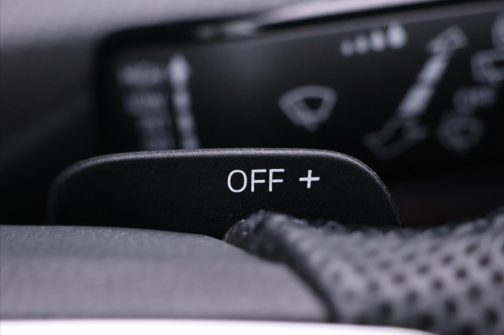 Volkswagen Golf 1,5 eTSI 110kW DSG R-Line LED