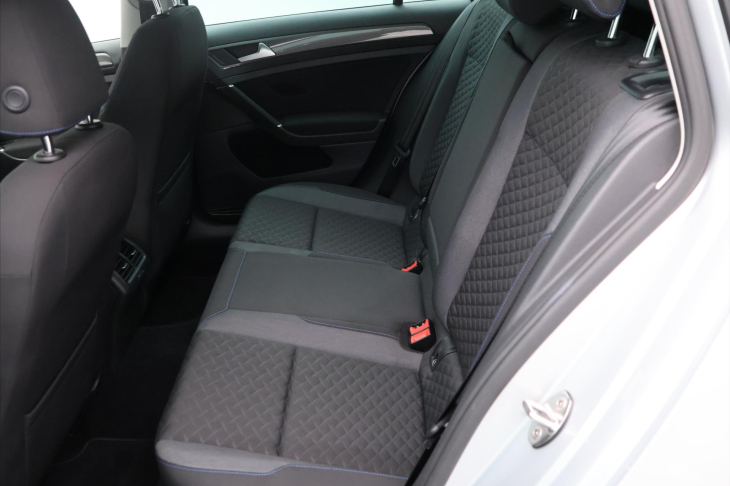 Volkswagen Golf 2.0 TDI 110kW DSG LED Join Tažné