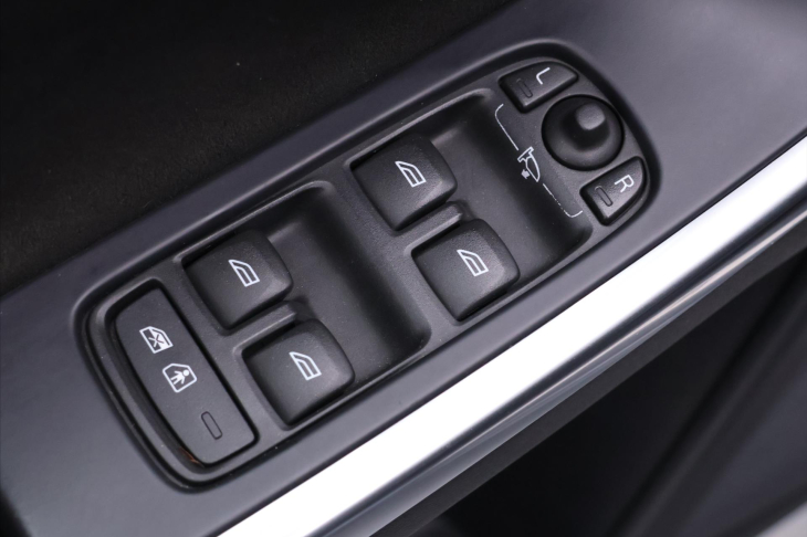 Volvo XC60 2,4 D5 AWD R-Design Serv.Kniha