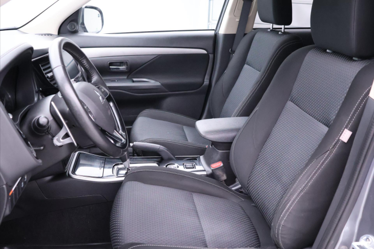 Mitsubishi Outlander 2,0 Mivec Intense CVT 4WD