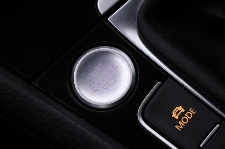 Volkswagen Golf 2,0 TSI R 228kW 4Motion Panorama