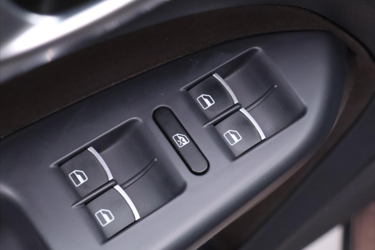 Volkswagen Touran 2,0 TDI 125kW DSG Cross 7-Míst