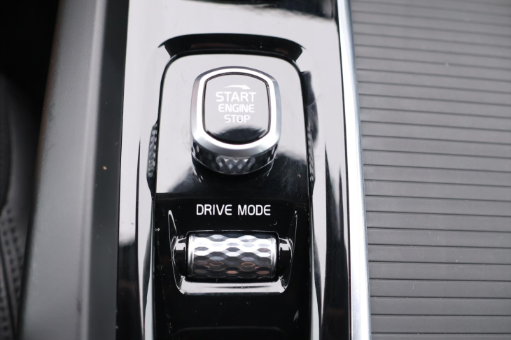 Volvo XC60 2,0 B4 145kW AWD Momentum CZ DPH