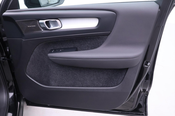 Volvo XC40 2,0 B4 145kW DCT Plus Dark DPH