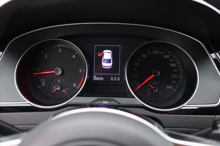 Volkswagen Passat 2,0 TDI 140kW DSG R-line CZ