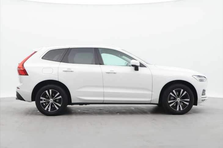 Volvo XC60 2,0 B4 145kW AWD Momentum CZ DPH