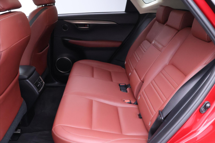 Lexus NX 300h 2,5 145kW Aut. 4WD Luxury DPH