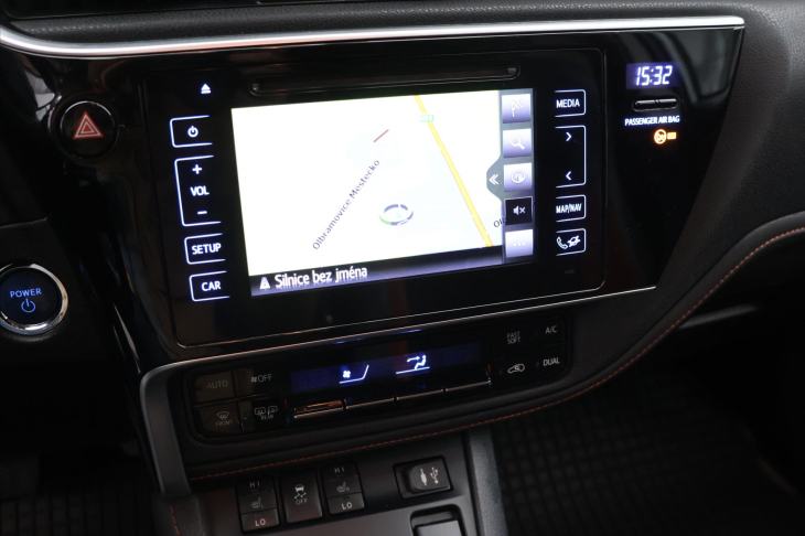 Toyota Auris 1,8 Hybrid e-CVT Executive CZ