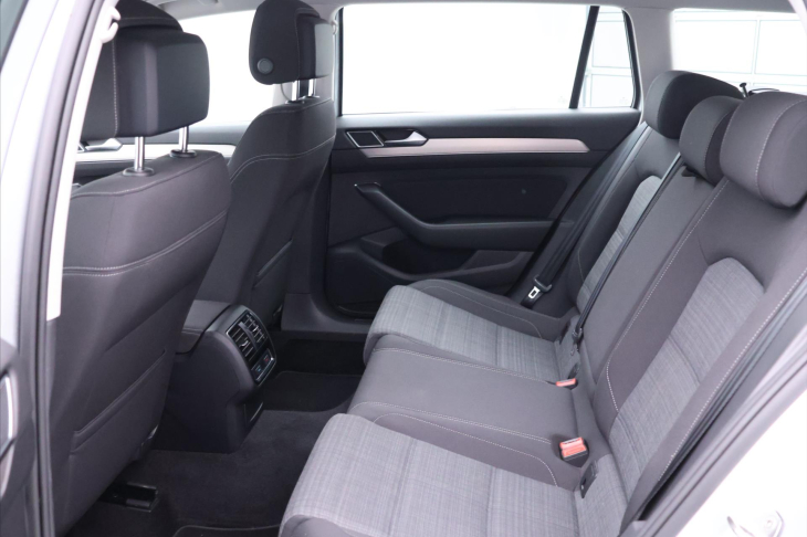 Volkswagen Passat 1,6 TDI DSG Virtual 1.Maj. DPH