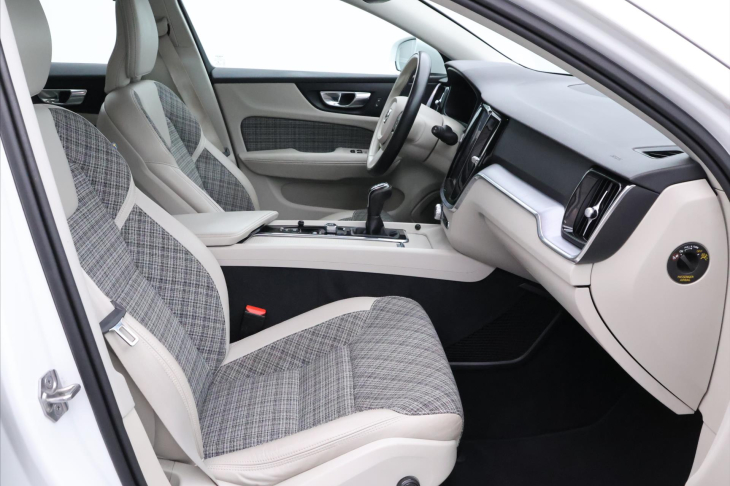 Volvo V60 2,0 D3 110kW Drive-E Momentum CZ