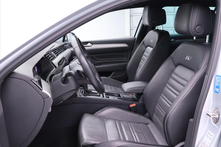 Volkswagen Passat 2.0 TDI DSG R-LINE Matrix