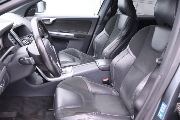 Volvo XC60 2,4 D5 AWD R-Design Serv.Kniha