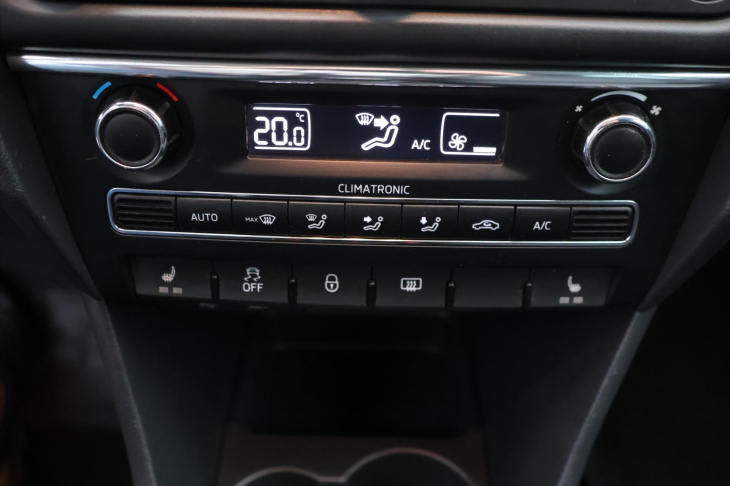 Škoda Rapid 1,6 TDI 77kW Style Xenon Navi