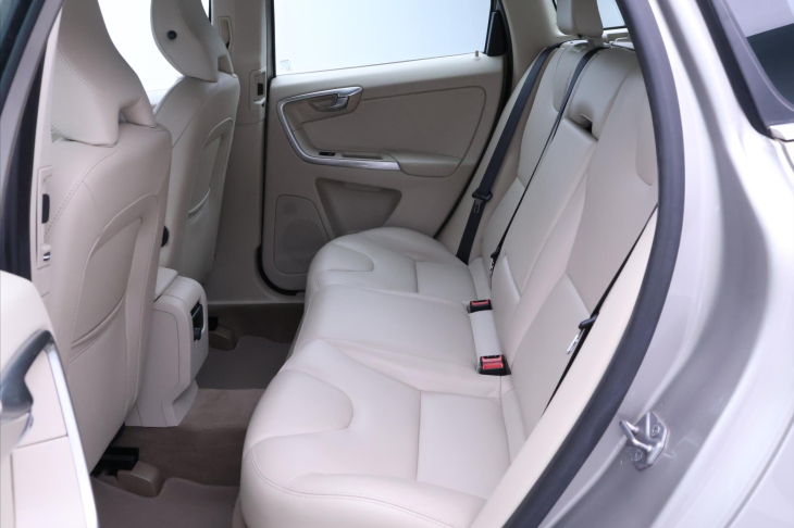 Volvo XC60 2,0 D3 100kW Summum Serv.Kniha
