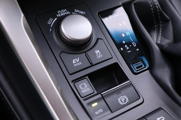 Lexus NX 300h 2,5 145kW Aut. 4WD Luxury DPH