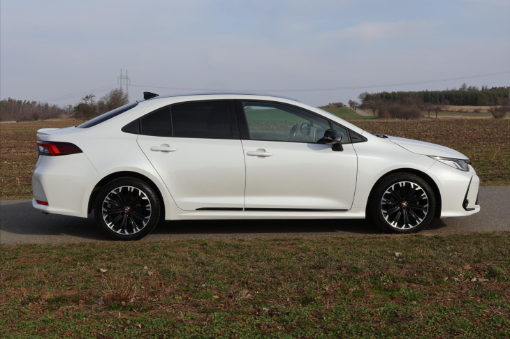 Toyota Corolla 1,8 Hybrid e-CVT 1.Maj DPH GR