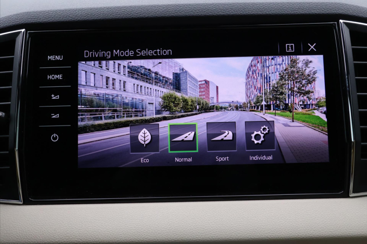 Škoda Karoq 1,5 TSI 110kW DSG STYLE Kůže