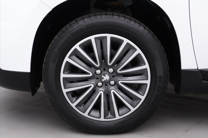 Peugeot 2008 1,2 PureTech 61kW Allure CZ