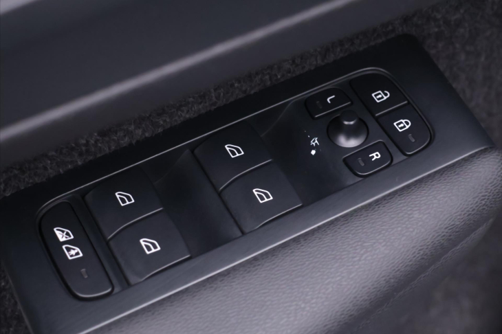 Volvo XC40 2,0 B4 145kW DCT Plus Dark CZ