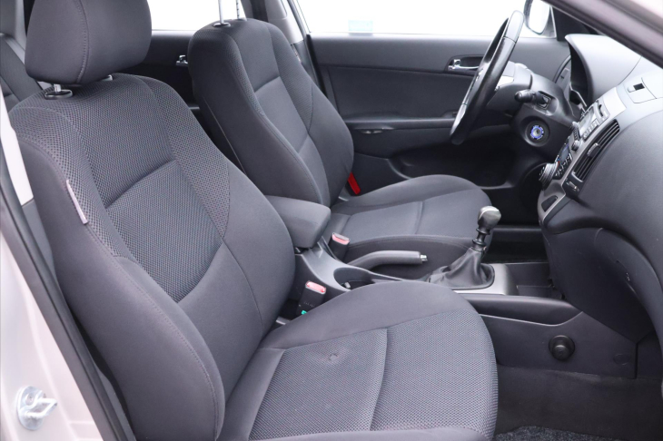 Hyundai i30 1,6 i 92kW CZ Klima STK 10/27