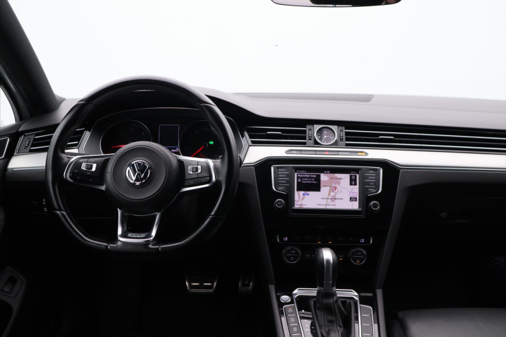 Volkswagen Passat 2,0 TDI 140kW DSG R-line CZ
