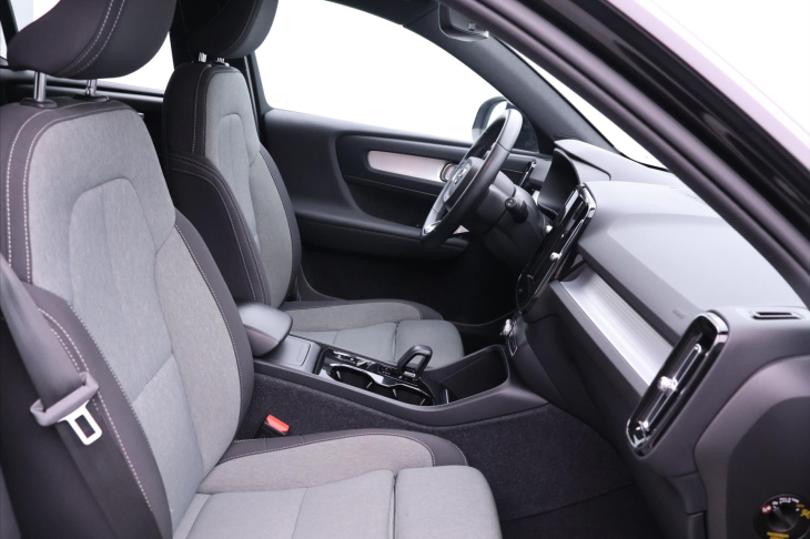 Volvo XC40 2,0 B4 145kW DCT Plus Dark CZ