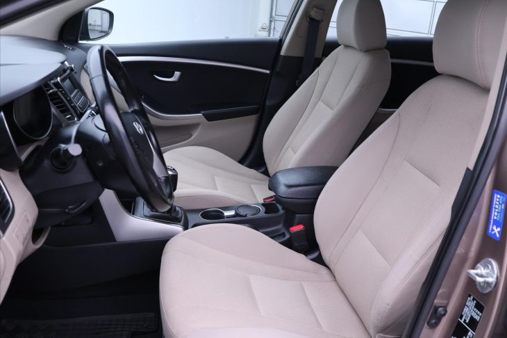 Hyundai i30 1,6 GDi 99kW CZ Trikolor Plus