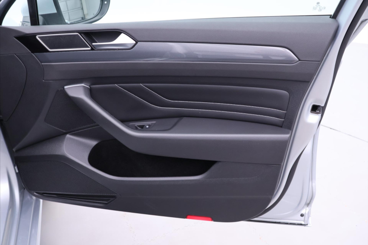 Volkswagen Passat 2,0 TDI 110kW DSG R-line 1.Maj