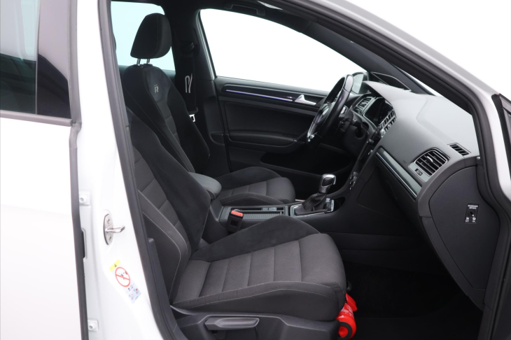 Volkswagen Golf 2,0 TSI 221kW R 4x4 DynAudio